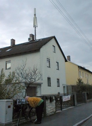Haus von Familie L., fotografiert vor dem 3. Dezember 2003 und deshalb nur mit T-Mobile-Mast und ohne E-Plus-Mast