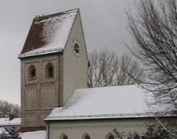 Selbst kleine Kirchlein, wie hier Sankt Nikolaus im Münchener Norden, sind ihres Glockenturms wegen nicht zu übersehen