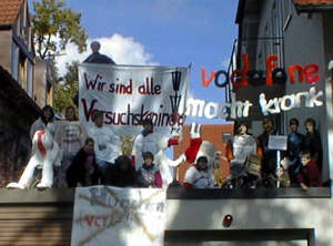 Wütender Protest gegen den Mobilfunksender auf dem Dach eines benachbarten Hotels in München-Pasing