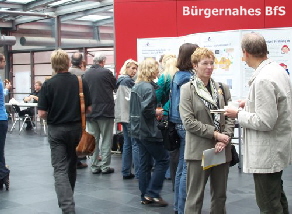 Besucher auf einer Informationsveranstaltung des BfS Mitte 2009 in München