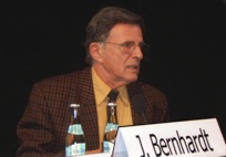 Prof. Dr. Jürgen Bernhardt im Winter 2006 auf einer Veranstaltung des Tollwood-Festivals