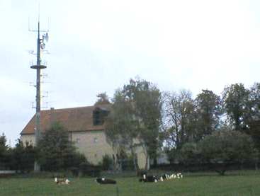 Antennenturm und Stengel-Viehweide. Die Mobilfunk-Sendeantenne befindet sich auf der Turmspitze, die Stäbe links/rechts sind die Empfangsantennen. Die Anbindung der Mobilfunkantennen ans Netz erfolgt via Richtfunk. Alle anderen Antennen sind laut EMF-Datenbank der RegTP keine Sende-, sondern Empfangsantennen 