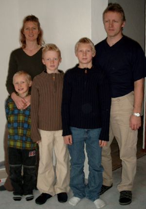 Familie Tröster-Cederth kurz vor dem Verlassen Deutschlands, mit Mutter Carola und Vater Klaus (40) sowie den Söhnen Linus (6), Robin (10) und Kevin (12). Sie alle leben mittlerweile in Schweden