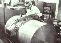 Physiker Joe Weber und ein großer Aluminiumzyliner, mit dem er hoffte, Gravitationswellen detektieren zu können  Foto: Peter Aufmuth, Max-Planck-Institut für Gravitationsphysik